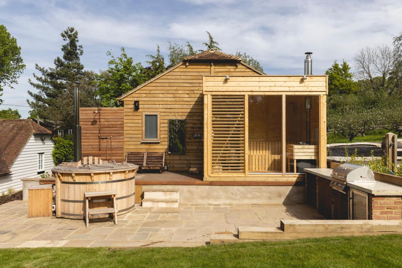 Cosy Cottage With Beautiful Garden, Hottub & Sauna Marden  Exterior photo