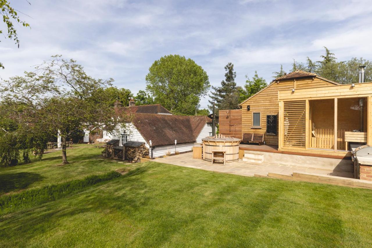 Cosy Cottage With Beautiful Garden, Hottub & Sauna Marden  Exterior photo